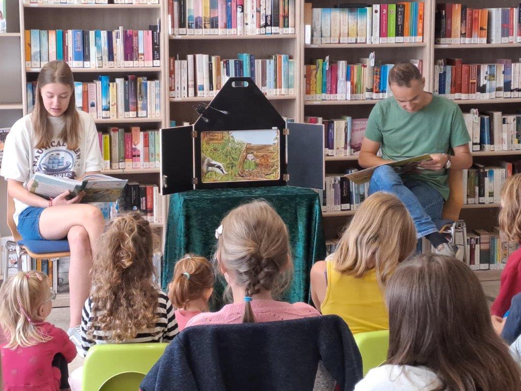 Kinder hören einer Lesung zu