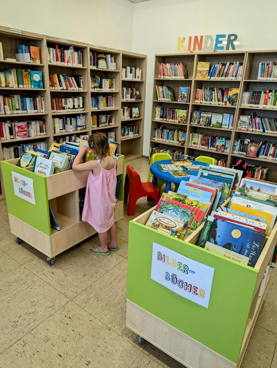 Mädchen am Buchwagen