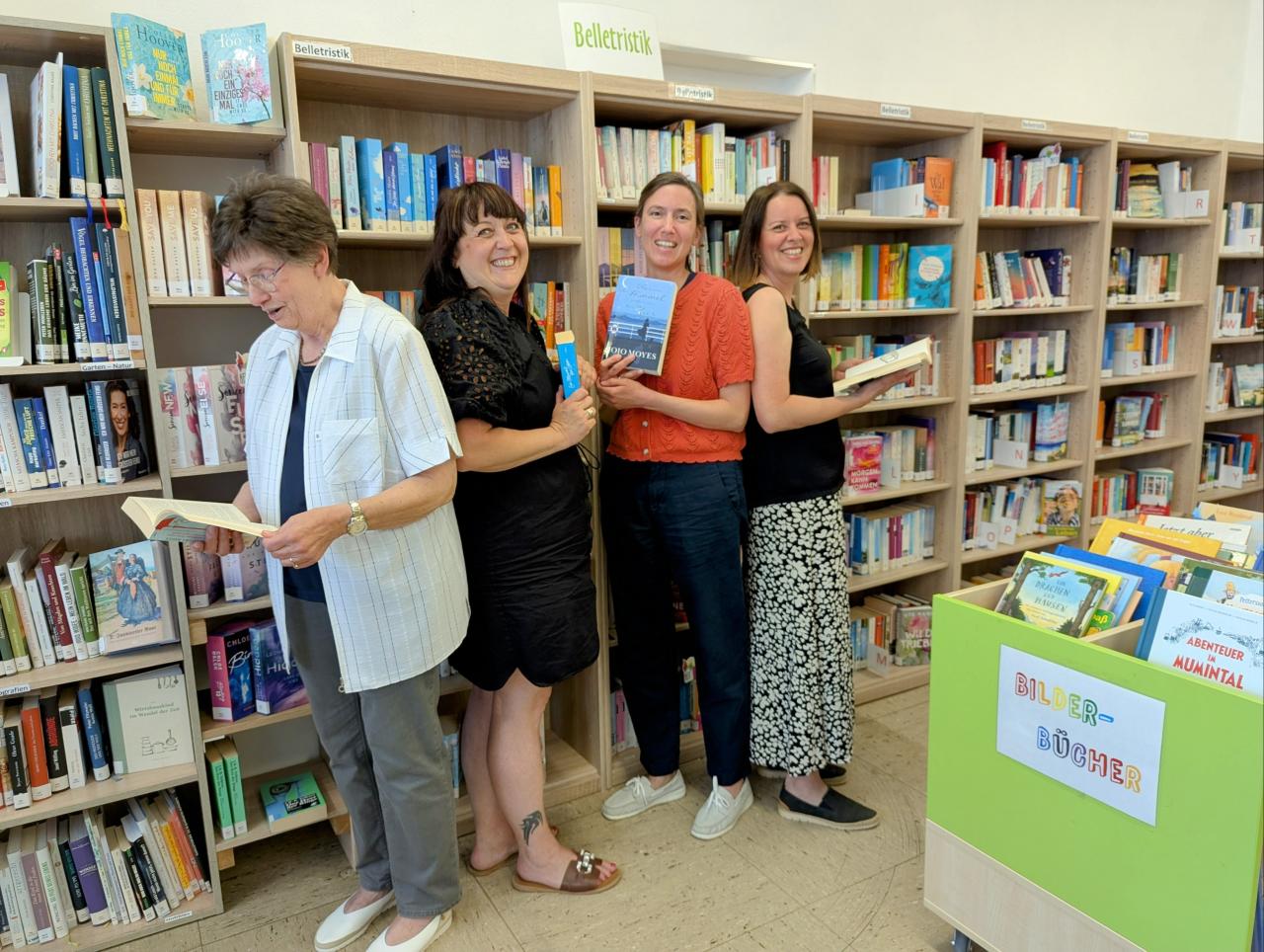vier Frauen am Buchregal