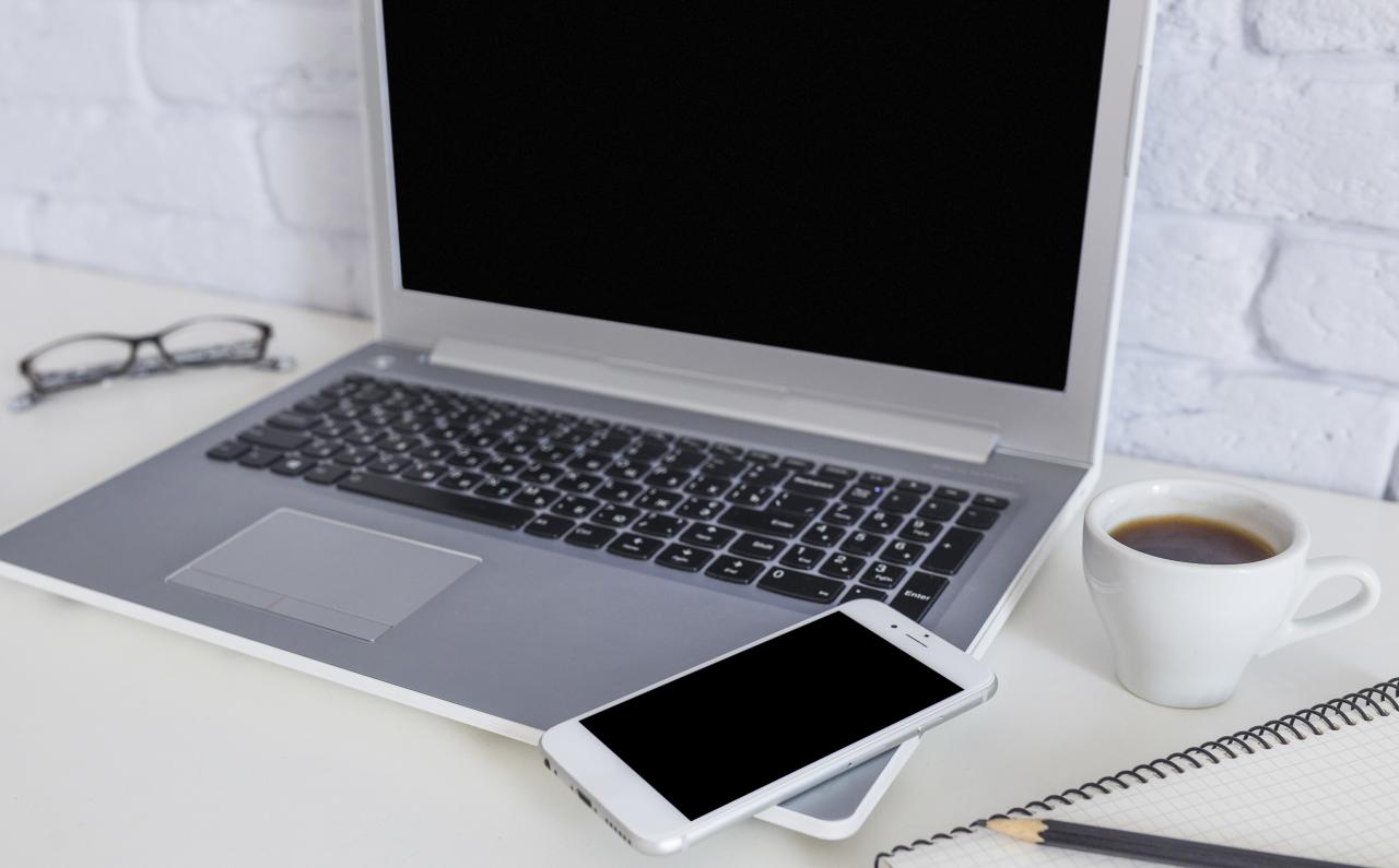 handy und laptop am schreibtisch