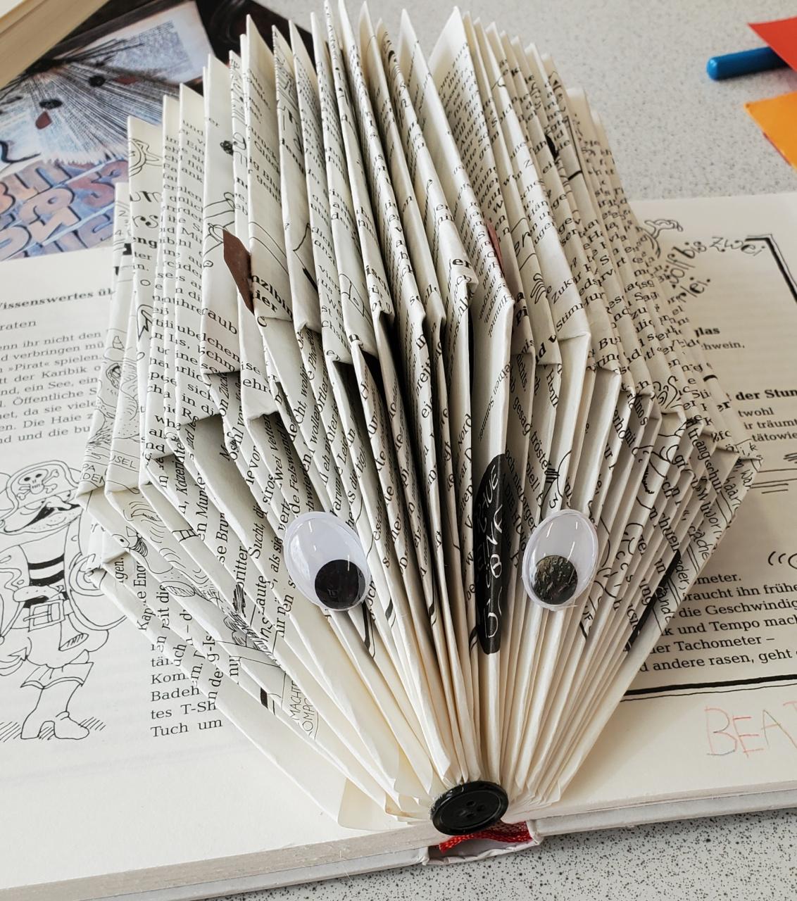 Igel aus altem Buch gefaltet
