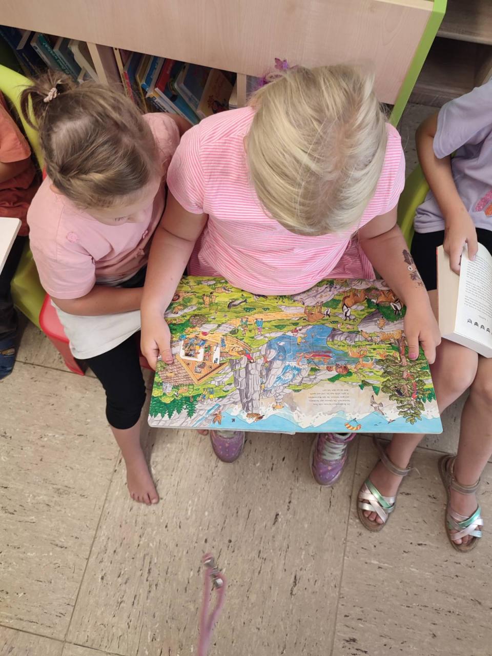 Kinder beim Buch lesen