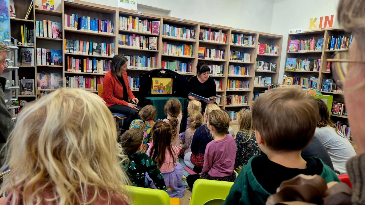 Kinder hören eine Geschichte