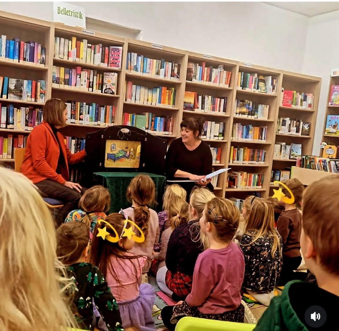 Kinder hören eine Geschichte