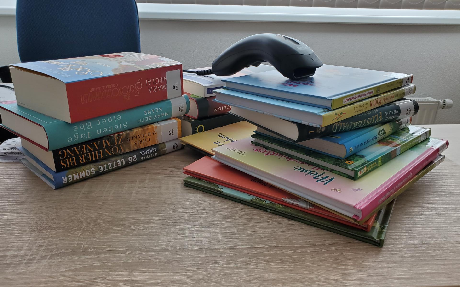 Bücher auf einem Schreibtisch mit Scanner