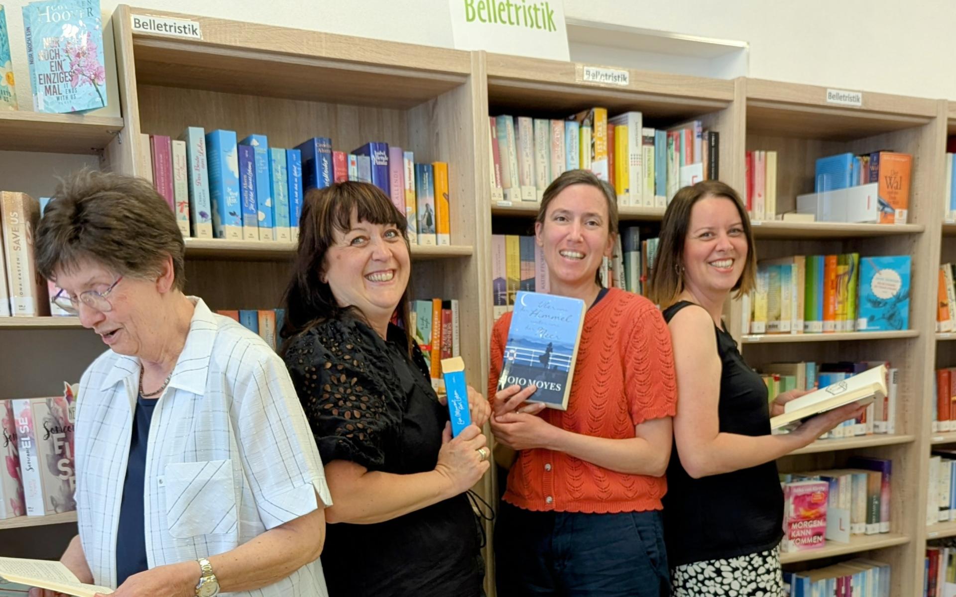 vier Frauen am Buchregal