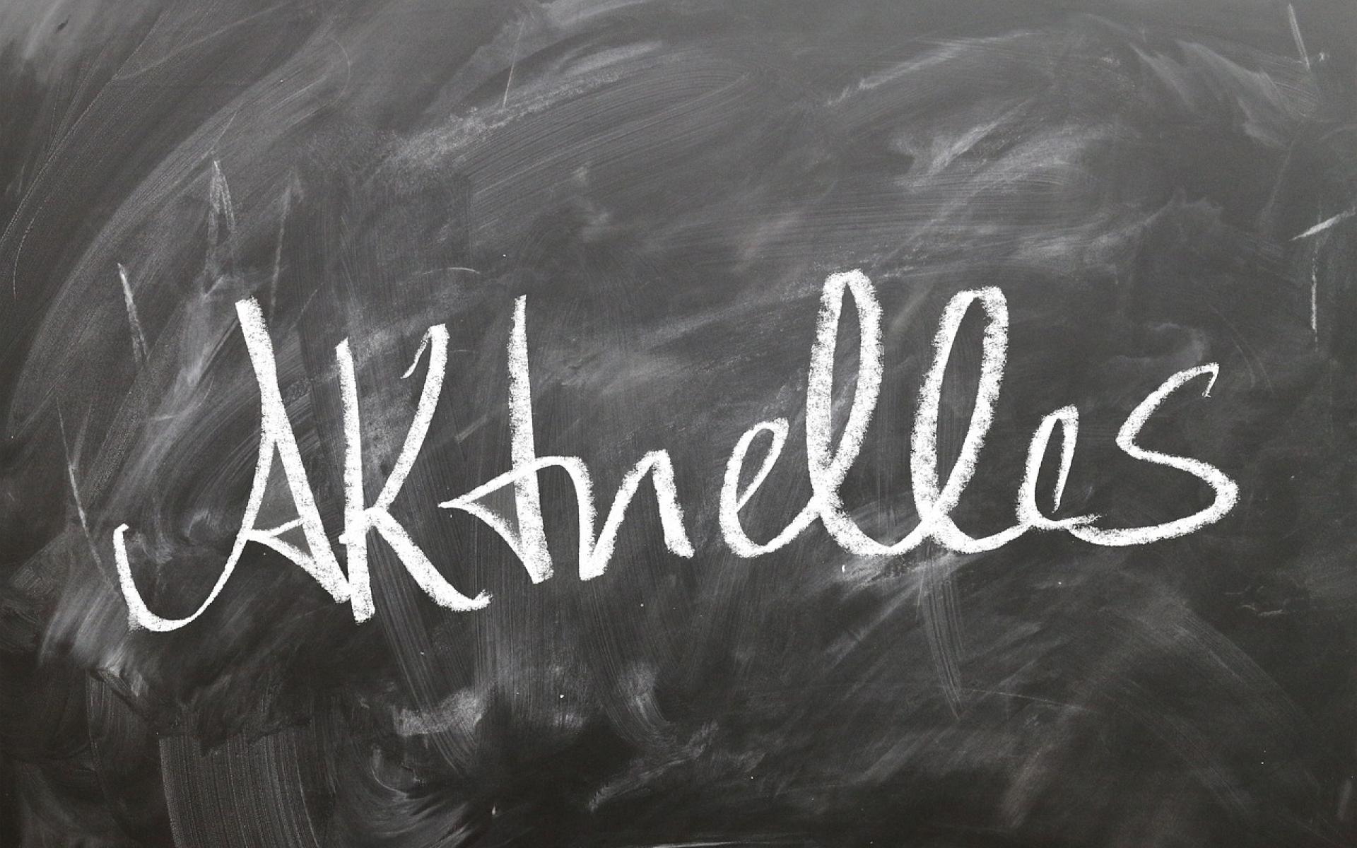 Schriftzug auf Tafel Aktuelles