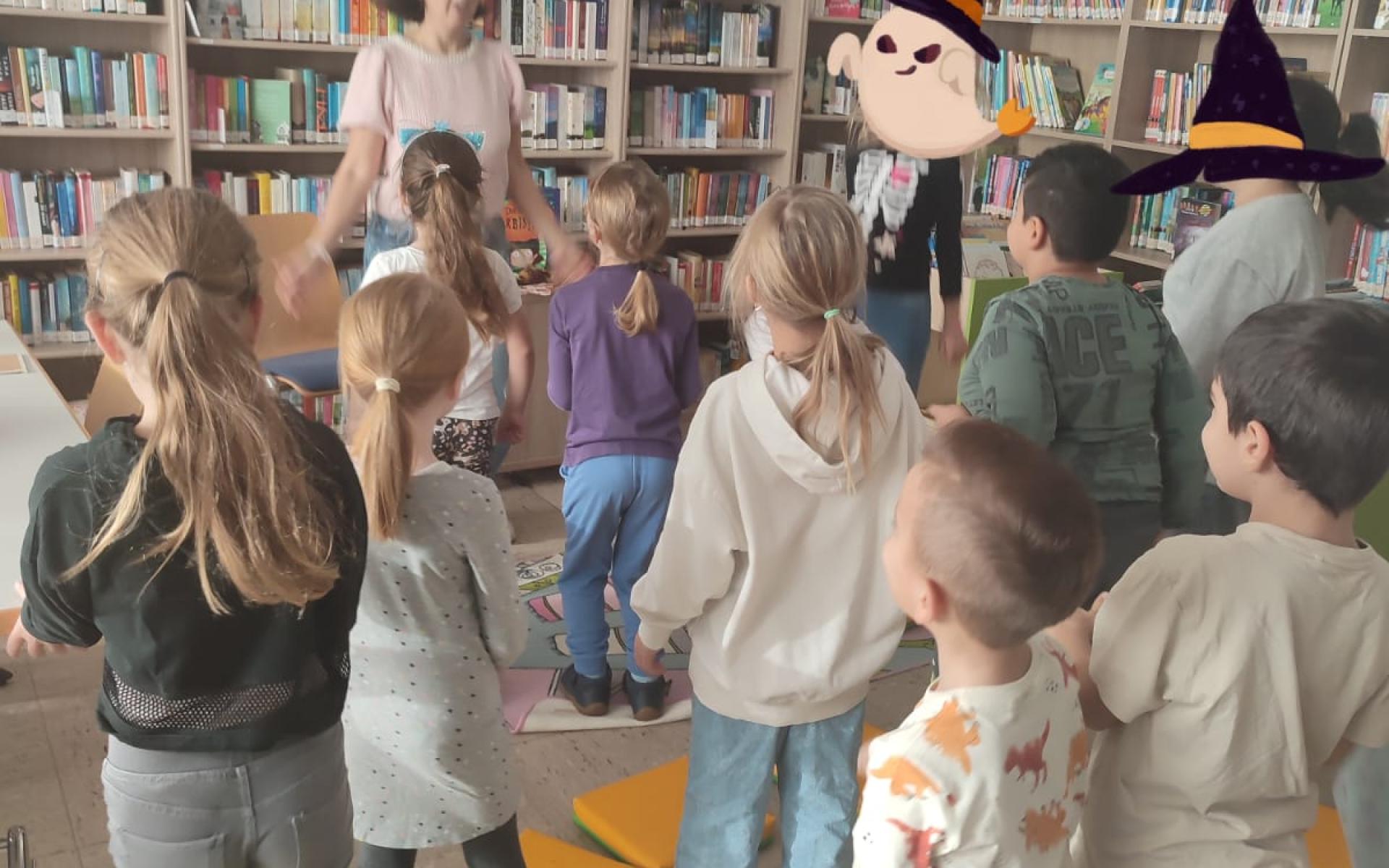 Kinder stehen im Kreis