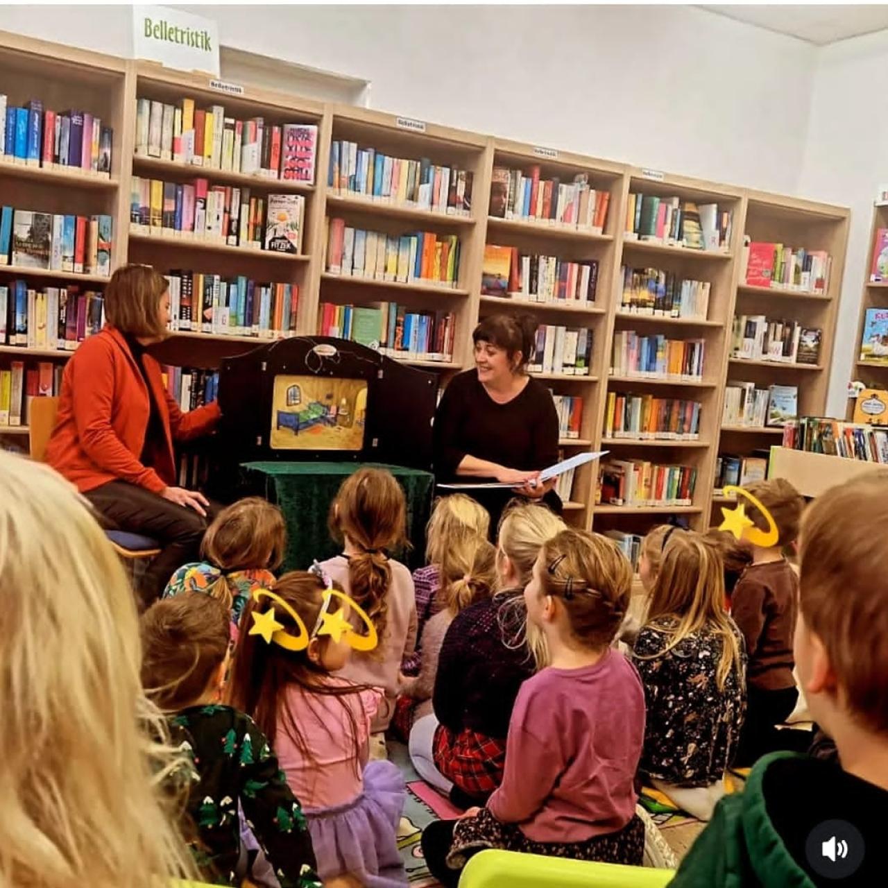 Kinder hören eine Geschichte