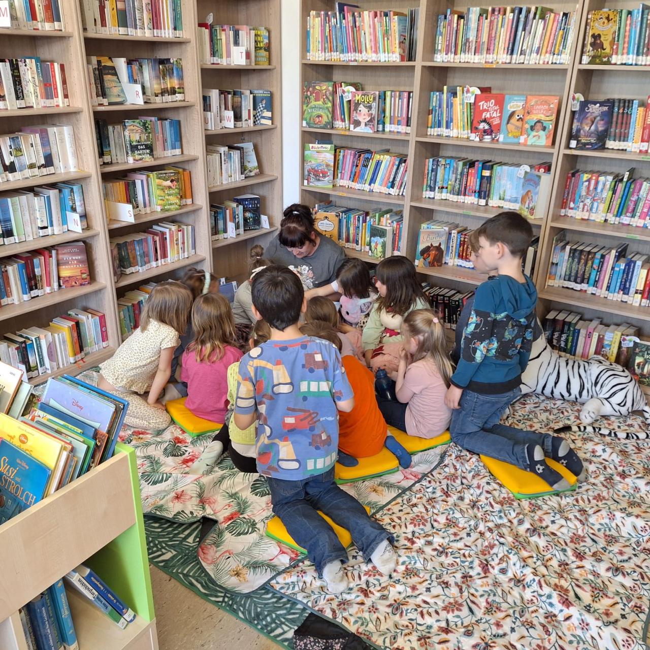 Kinder auf eine Decke