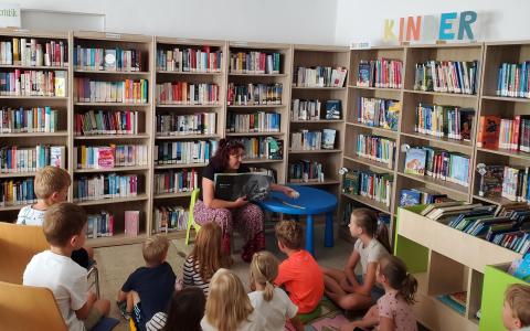 Kinder auf eine Decke